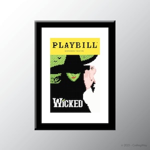 Pode incluir: Impressão emoldurada do programa do musical "Wicked". A imagem apresenta uma bruxa de pele verde com um chapéu preto, com a palavra "Wicked" em letras brancas. A parte superior da impressão diz "Playbill" em amarelo.