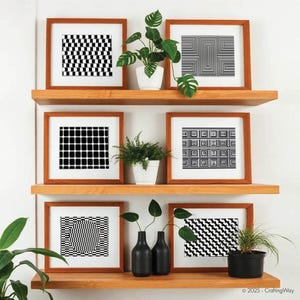 以下が含まれることがあります： 木製の棚に飾られた、6つの額入りの白黒幾何学アートプリント。プリントは、市松模様、グリッド、錯視など、さまざまなパターンを特徴としています。白い鉢と黒い花瓶に入った装飾的な植物が、緑を加えます。画像には「© 2025 - CraftingWay」というテキストが含まれています。