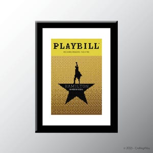 Puede incluir: Impresión enmarcada de un programa de la obra musical "Hamilton". La sección superior es amarilla con la palabra "PLAYBILL" en negro. Debajo, una silueta de una persona sobre una estrella, con el título y subtítulo del musical en negro.