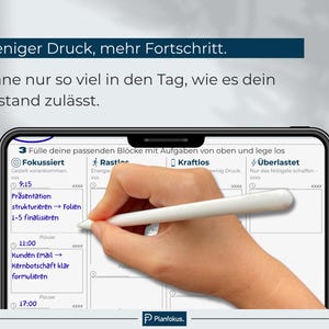 Peut inclure: Un &eacute;cran de smartphone affichant un planificateur num&eacute;rique avec le texte "Weniger Druck, mehr Fortschritt." Une main utilise un stylet blanc pour &eacute;crire sur l'&eacute;cran. Le planificateur comprend des sections pour les t&acirc;ches et les cr&eacute;neaux horaires.