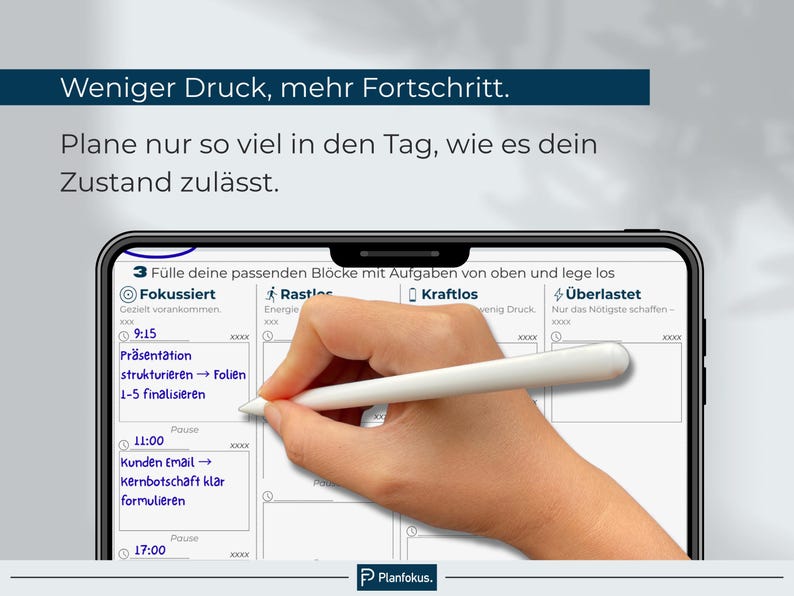 Peut inclure: Un &eacute;cran de smartphone affichant un planificateur num&eacute;rique avec le texte "Weniger Druck, mehr Fortschritt." Une main utilise un stylet blanc pour &eacute;crire sur l'&eacute;cran. Le planificateur comprend des sections pour les t&acirc;ches et les cr&eacute;neaux horaires.