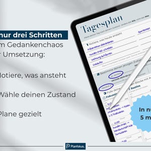 Peut inclure: Une tablette num&eacute;rique affichant un planificateur quotidien avec un stylet. L'&eacute;cran montre une liste de t&acirc;ches et le texte "In nur drei Schritten vom Gedankenchaos zur Umsetzung". Un graphique bleu en forme d'&eacute;toile dit "In nur 5 min".