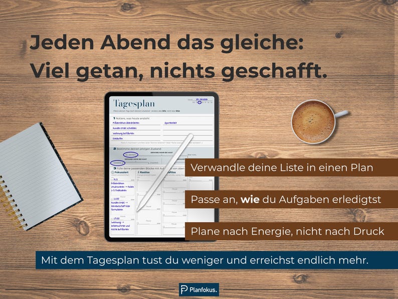 Peut inclure: Une tablette num&eacute;rique avec un stylet, un bloc-notes et une tasse de caf&eacute; sur une surface en bois. L'&eacute;cran affiche une interface "Tagesplan" (plan quotidien). Le texte comprend "Transformez votre liste en plan" et "Planifiez par &eacute;nergie, pas par pression."