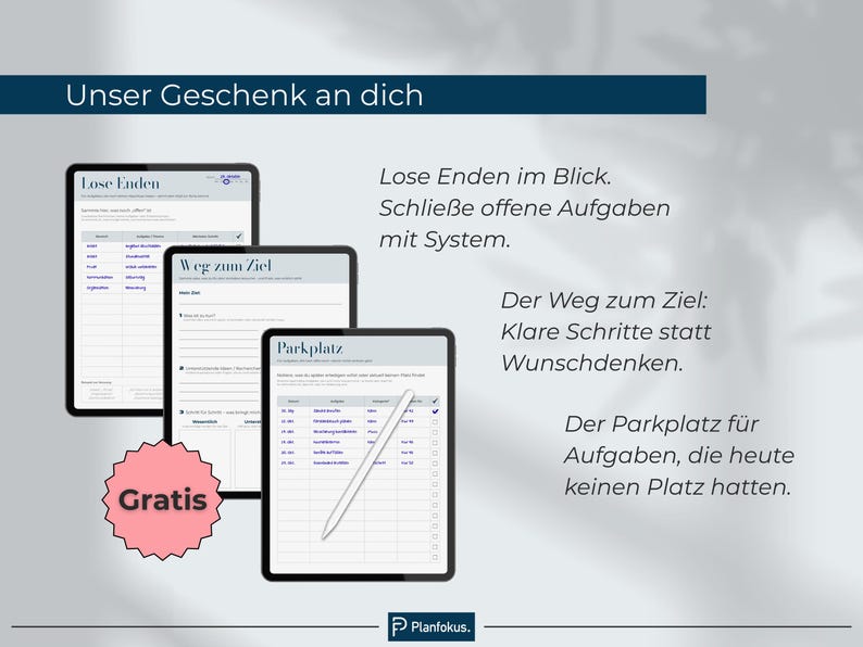 Peut inclure: Trois tablettes num&eacute;riques affichant des mod&egrave;les d'organisation. Les tablettes montrent des listes et des outils de planification, avec un stylet sur un &eacute;cran. Le texte comprend "Unser Geschenk an dich" et "Gratis". L'arri&egrave;re-plan est un d&eacute;grad&eacute; clair.