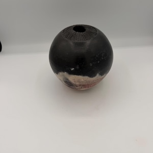 Jarrón con forma de hongo al estilo de Ray Rogers / Cerámica artística cocida en raku / Vasija escultórica negra, roja y plateada / Jarrón de cerámica de estudio de 15 cm