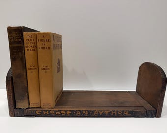 Libreria vintage espandibile in legno, fermalibri intagliati a forma di stella di Natale, "Scegli un autore come scegli un amico", libreria in stile Arts & Crafts