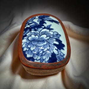 20世紀初頭の中国シノワズリ漆器箱｜陶器象嵌入り朱砂の小物入れ｜パリ