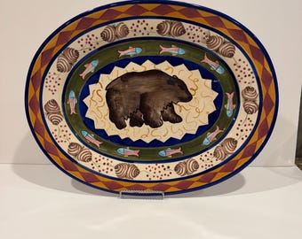 Bandeja ovalada Danna Cullen Design pintada a mano con diseño de oso, 48 x 38 cm (19" x 15") – Bandeja para servir estilo cabaña de bosque – Decoración rústica con piñas y peces