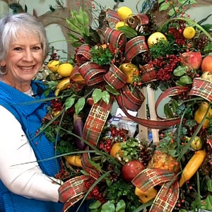 Fruit Wreath, Make a Christmas Faux Fruit Wreath, DIY, Make a Williamsburg Wreath, Kitchen Wreath With Fruit, Digital Video, Farmer&#39;s Market