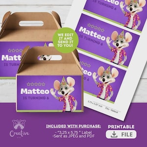 Puede incluir: Dos cajas de cartón marrón para recuerdos con etiquetas moradas que presentan un personaje de ratón de dibujos animados y el texto "Matteo cumple 6 años". También se ve una hoja de etiquetas a juego. Las etiquetas miden 8,26 x 14,61 cm.