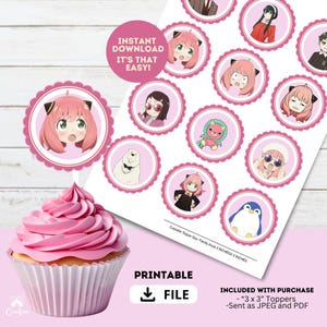 以下が含まれることがあります： ピンク色のカップケーキとピンク色のフロスティング、印刷可能なカップケーキトッパーのシート。トッパーには、Spy x FamilyのAnyaが描かれており、「インスタントダウンロード、簡単！」と「印刷可能なファイル」というテキストがあります。
