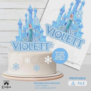 Könnte beinhalten: Ein weißer Kuchen mit einem hellblauen Tortenaufsatz in Form eines Schlosses mit einer Prinzessin und dem Namen "VIOLETT". Der Kuchen ist mit Schneeflocken verziert. Ein passendes druckbares Design befindet sich neben dem Kuchen. Der Text "WE EDIT IT AND SEND IT TO YOU!" ist ebenfalls sichtbar.