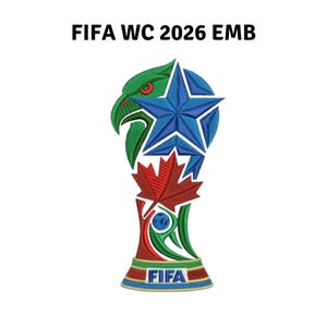 Può includere: Una toppa ricamata con il testo FIFA WC 2026 EMB sopra un design a trofeo stilizzato. Il trofeo incorpora una testa d'aquila verde, una stella blu e una foglia d'acero rossa, con una base che mostra il logo FIFA in blu su sfondo bianco.