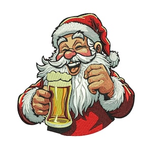 Op de afbeelding: Geborduurd beeld van de Kerstman die lacht en een glas bier vasthoudt. De Kerstman draagt een rode en witte hoed en pak. Het bier heeft een licht amberkleur, en de afbeelding heeft een cartoonstijl.