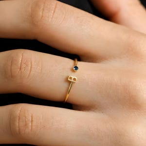 Anello personalizzato in oro 14 carati con iniziale e pietra portafortuna, regalo per la festa della mamma.