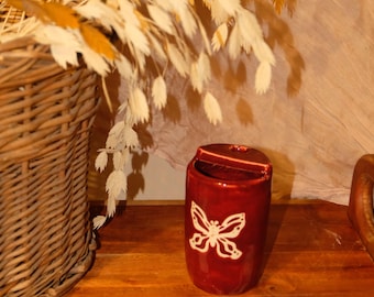 Taza de viaje de cerámica hecha a mano con mariposa color burdeos