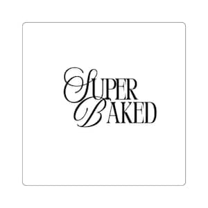 Puede incluir: Una pegatina cuadrada blanca con la frase "Super Baked" en negro. La palabra "Super" está escrita en una fuente cursiva elegante, mientras que "Baked" está en negrita.