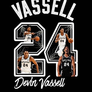 Pode incluir: Gráfico preto com o nome "VASSELL" em letras brancas em bloco acima do número "24" com detalhes de raios. Quatro imagens de um jogador de basquete com uma camisa dos Spurs estão dentro do número "24". O nome "Devin Vassell" está escrito em itálico abaixo.