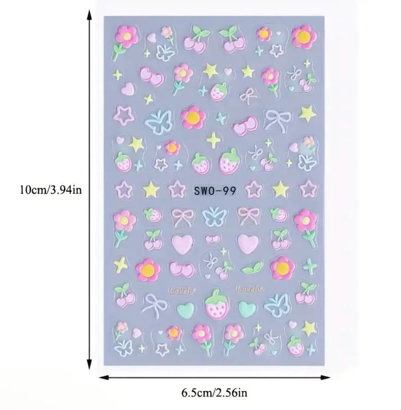 K&ouml;nnte beinhalten: Ein Bogen Nagelkunst-Aufkleber mit verschiedenen Designs, darunter Blumen, Kirschen, Erdbeeren, Schmetterlinge, Sterne und Schleifen. Der Bogen ist 10 cm hoch und 6,5 cm breit. Der Text "SWO-99" ist aufgedruckt.