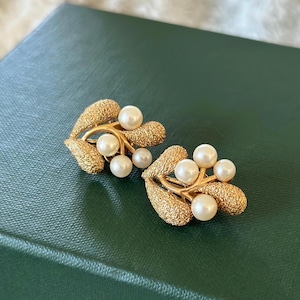 Vintage 1950s Crown Trifari Pearl Cluster Clip On Earrings – Gold Tone Textured Leaf