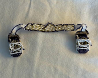 Handgemaakte mini-sneakerset met kralen | Marineblauwe, witte en gouden microschoenen