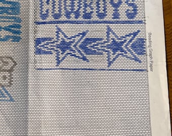 Funda para encendedor hecha a mano con cuentas / Inspirada en los Dallas Cowboys / Funda para encendedor Bic con cuentas pequeñas / Regalo para aficionados al deporte / Diseño con cuentas blancas, azules y plateadas