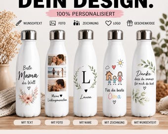 Könnte beinhalten: Fünf weiße Edelstahl-Trinkflaschen mit silbernen Verschlüssen, jede mit individuellen Designs wie Text, Fotos, einem Buchstaben mit Blattkranz, einer kindlichen Familienzeichnung sowie floralen Grafiken und deutschem Text bedruckt.