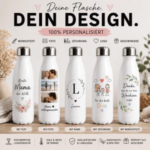 Könnte beinhalten: Fünf weiße Edelstahl-Trinkflaschen mit silbernen Verschlüssen, jede mit individuellen Designs wie Text, Fotos, Monogrammen und handgezeichneten Illustrationen. Die Flaschen sind in einer Reihe angeordnet und zeigen verschiedene Personalisierungsmöglichkeiten wie florale Motive, Familienfotos und Botschaften.