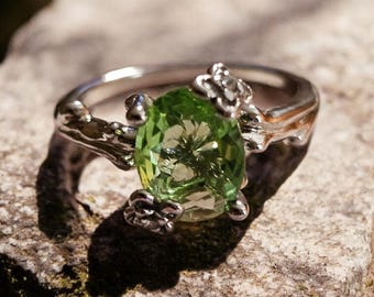 Vintage Nature-Inspired Silver Tone Ring – Green Glass Stone – Clear Accents – Size 8.75