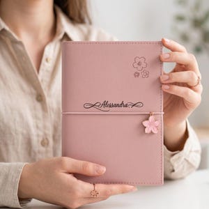 Personlig Sakura Cherry Blossom Refillable Vegan Leather Journal Anpassat namn Lasergraverad Prickig Linjerad