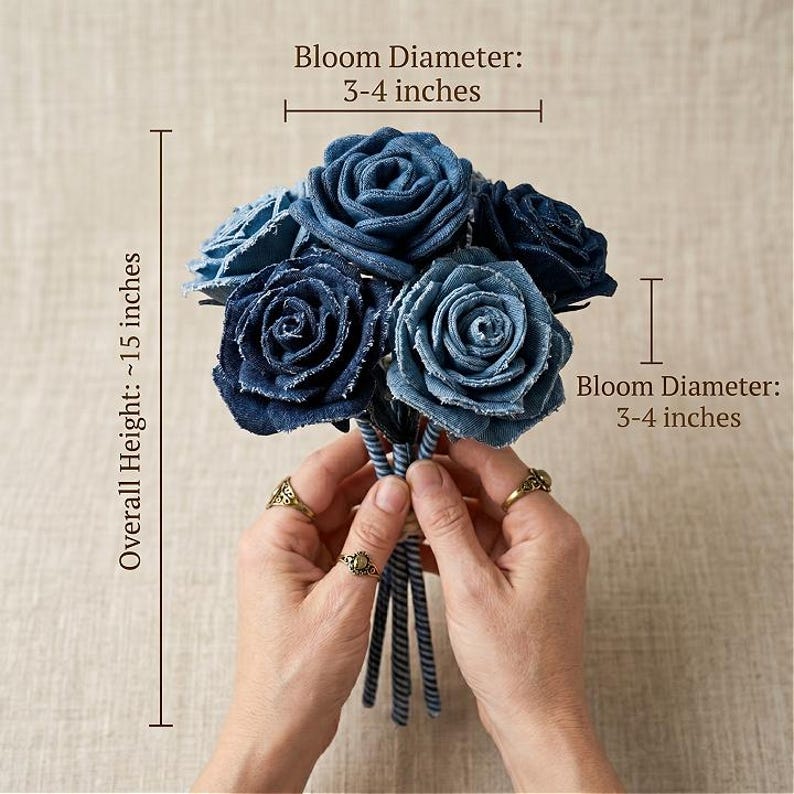 Pode incluir: Um buqu&ecirc; de rosas de ganga em tons de azul. A altura total &eacute; de aproximadamente 38 cm. Cada flor tem um di&acirc;metro de 7,6-10 cm. O buqu&ecirc; &eacute; preso por hastes listradas azuis e brancas.