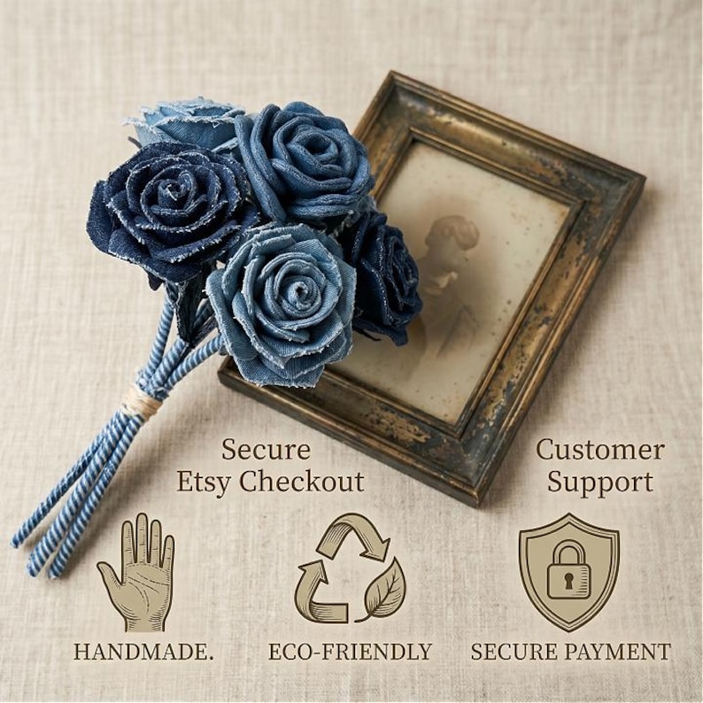 Pode incluir: Um buqu&ecirc; de rosas de ganga em tons de azul. As hastes s&atilde;o embrulhadas com tecido azul e barbante. Uma fotografia emoldurada em estilo antigo est&aacute; no fundo. A imagem tamb&eacute;m inclui &iacute;cones e texto que dizem "Handmade", "Eco-Friendly" e "Secure Payment".