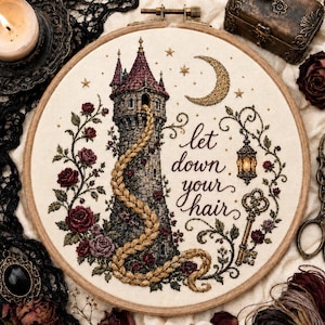 Peut inclure: Un tambour à broder circulaire représentant une tour en pierre avec une longue tresse dorée suspendue à une fenêtre. Le motif inclut des roses rouges, un croissant de lune, une lanterne, une clé ornée et le texte let down your hair.