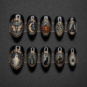 Peut inclure: Un ensemble de dix faux ongles noirs, chacun orné d'un cadre ovale doré contenant une illustration unique. Les motifs incluent un papillon de nuit, un croissant de lune, une citrouille, des baies, un chapeau de sorcière, un fantôme, une fiole.