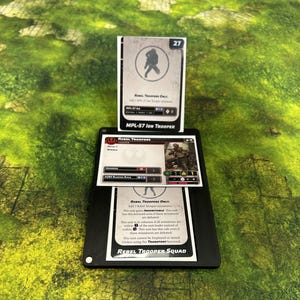 以下が含まれることがあります： 緑と茶色の表面に、3枚のスターウォーズ・レベル・トルーパーのカードが表示されています。一番上のカードには「MPL-57 Ion Trooper」と書かれており、シルエットが描かれています。真ん中のカードにはトルーパーの画像と「A280 Blaster Rifle」という文字が表示されています。一番下のカードには「REBEL TROOPER SQUAD」と書かれています。