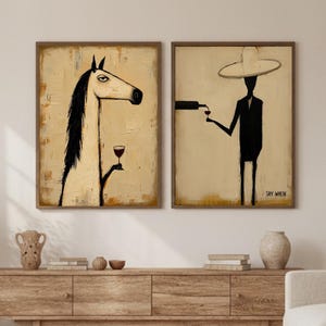 Puede incluir: Dos cuadros de pared con ilustraciones estilizadas sobre fondo beige. La lámina de la izquierda muestra un caballo sosteniendo una copa de vino. La de la derecha representa una figura con sombrero de ala ancha sirviendo vino con el texto "SAY WHEN".