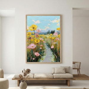 Könnte beinhalten: Gerahmtes Ölgemälde, das ein Feld mit gelben und rosa Blumen unter blauem Himmel mit Wolken zeigt. Ein Pfad führt durch die Blumen zu einer fernen Baumreihe. Das Kunstwerk wird in einem modernen Wohnzimmer präsentiert.
