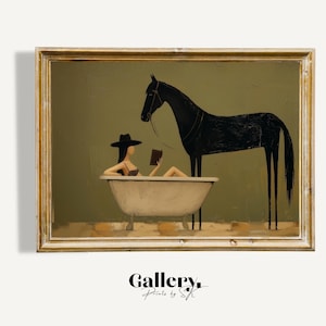 Può includere: Una stampa artistica incorniciata che presenta un'illustrazione stilizzata di una persona con un cappello nero seduta in una vasca da bagno bianca mentre legge un libro, accompagnata da un alto cavallo nero in piedi accanto alla vasca su sfondo verde oliva.