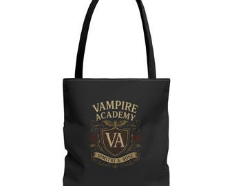 Op de afbeelding: Zwarte draagtas met zwarte handvatten. De tas heeft een goud en bordeaux wapen met de woorden "Vampire Academy" en "Dimitri & Rose". Het wapen bevat een vleermuis en de letters "VA".