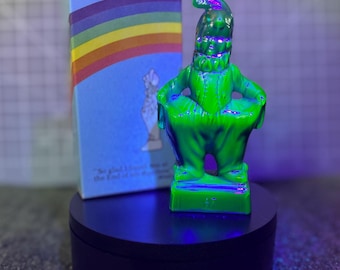 Mindy the Clown in vetro uranio verde acqua scuro, menta in scatola, di Mosser Glass c. 1983