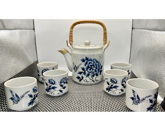 Servizio da tè vintage in ceramica con peonia blu e farfalla, teiera con manico in rattan, 6 tazze.