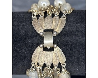 Pulsera vintage Kramer of New York con múltiples perlas en tono dorado y cierre de mariposa firmada