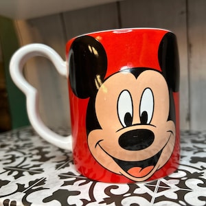 Taza de café vintage de Disney Mickey Mouse con monograma 3D y asa de orejas de Mickey, color rojo imagen 1