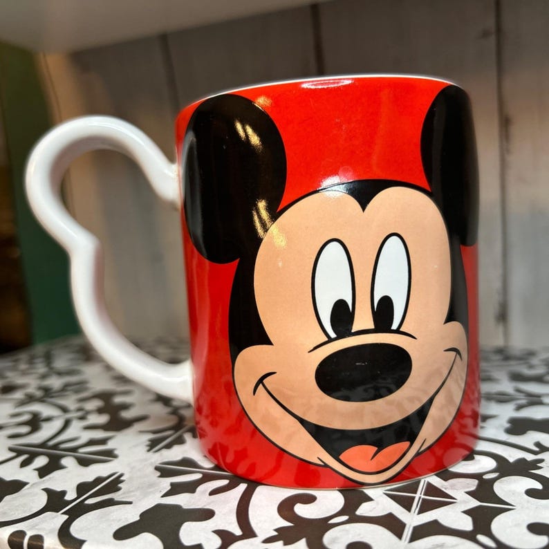 Taza de café vintage de Disney Mickey Mouse con monograma 3D y asa de orejas de Mickey, color rojo imagen 1