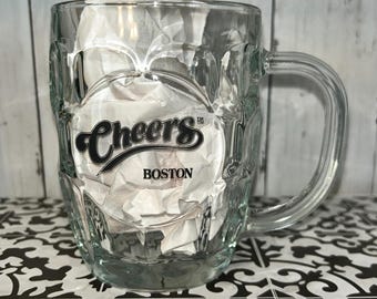 Jarra de cerveza Cheers Boston, de cristal con relieve, resistente, de 5 pulgadas, transparente, recuerdo de programa de televisión.
