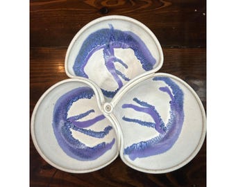 Plato de cerámica vintage hecho a mano con tres secciones divididas y esmaltado en azul púrpura