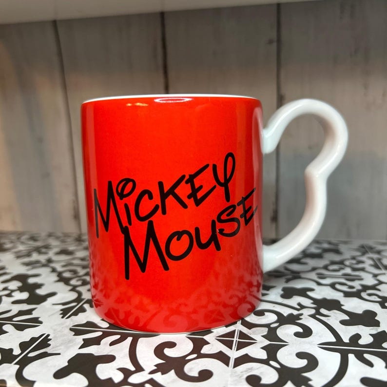 Taza de café vintage de Disney Mickey Mouse con monograma 3D y asa de orejas de Mickey, color rojo imagen 2