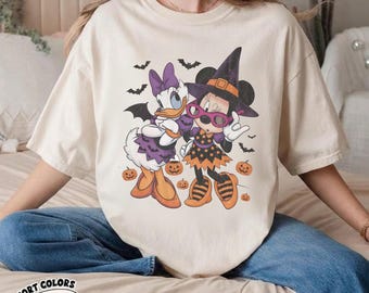 Maglietta Comfort Colors® Retro Minnie Daisy per Halloween, Spooky Disney Besties, Maglietta Dolcetto o scherzetto 2026, Maglietta abbinata per il viaggio a Disneyland per Halloween