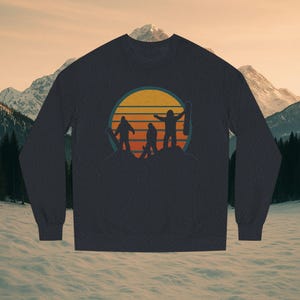 Sudadera retro de snowboard con cuello redondo: jersey vintage de snowboard de invierno con un acogedor gráfico de montaña.