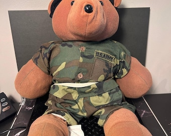 Oso de peluche antiguo con uniforme de camuflaje del ejército estadounidense y boina negra.